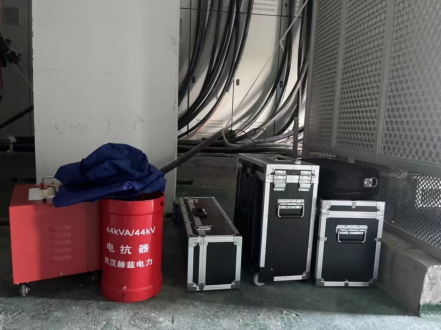 日喀则客户串联谐振等一批设备验收